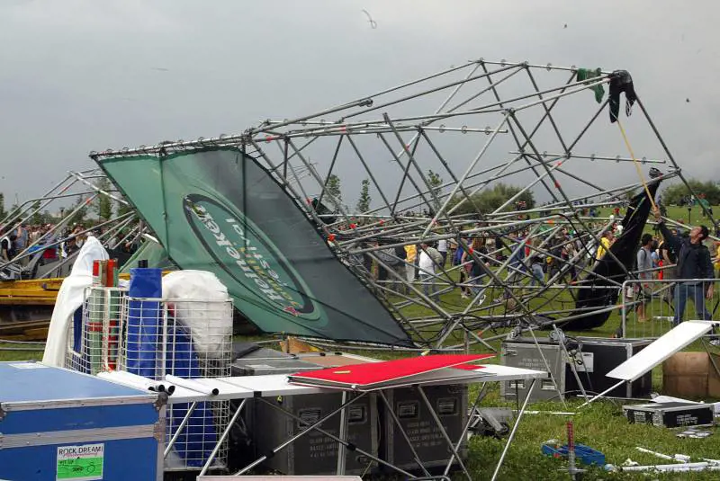 Tromba d'aria a Venezia: crolla il palco 
del Jammin' Festival. Almeno 10 i feriti