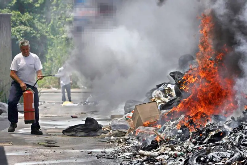 Napoli, pizzeria chiude per rifiuti