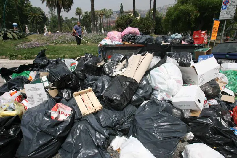 Napoli, emergenza immondizia: 2.500 tonnellate di rifiuti in strada