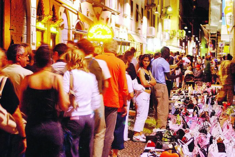 Brera, ritornano le bancarelle: vu cumprà costretti al trasloco