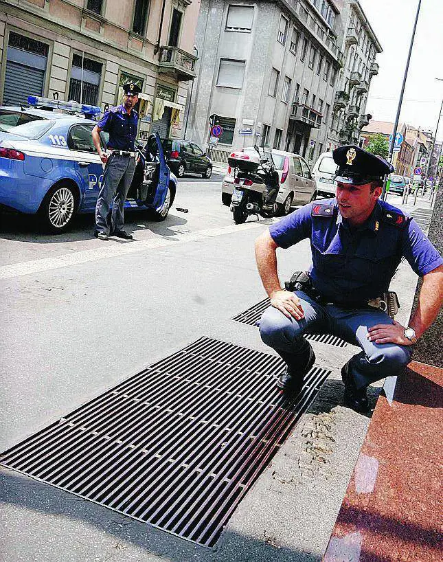 Tentano di stuprare lamica I passanti danno lallarme