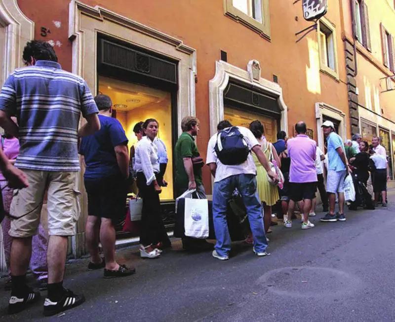 In coda i «forzati dello shopping»
