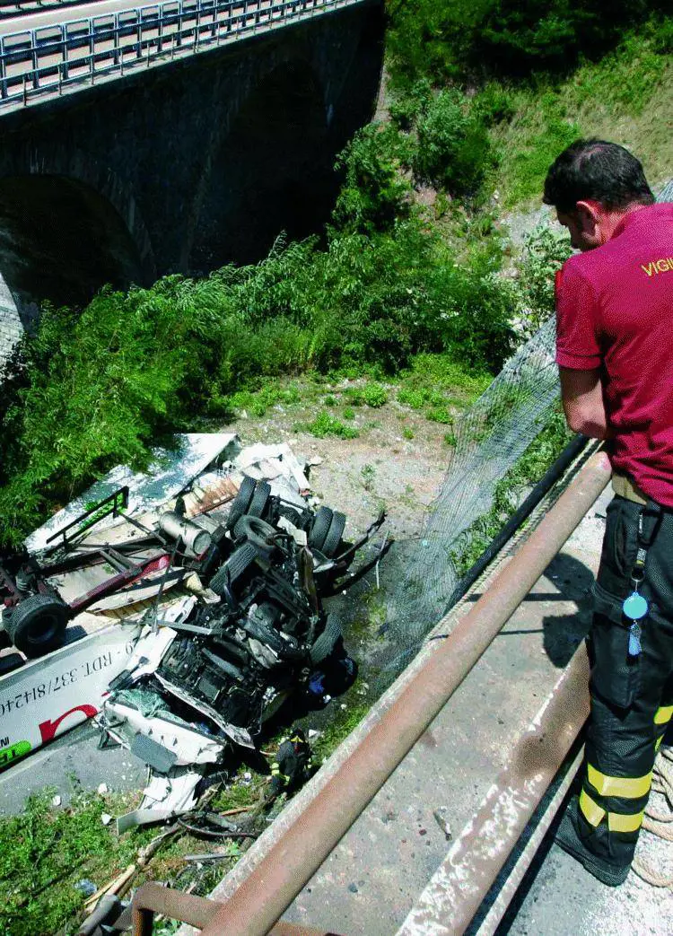 Tir sbanda e vola dal viadotto: lautista muore, illesi gli altri