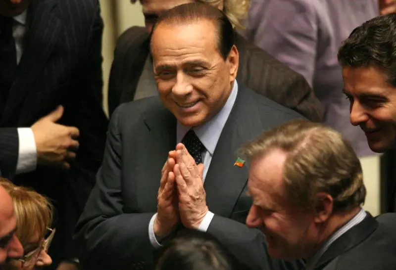 Valanga di messaggi: "Silvio ripensaci"