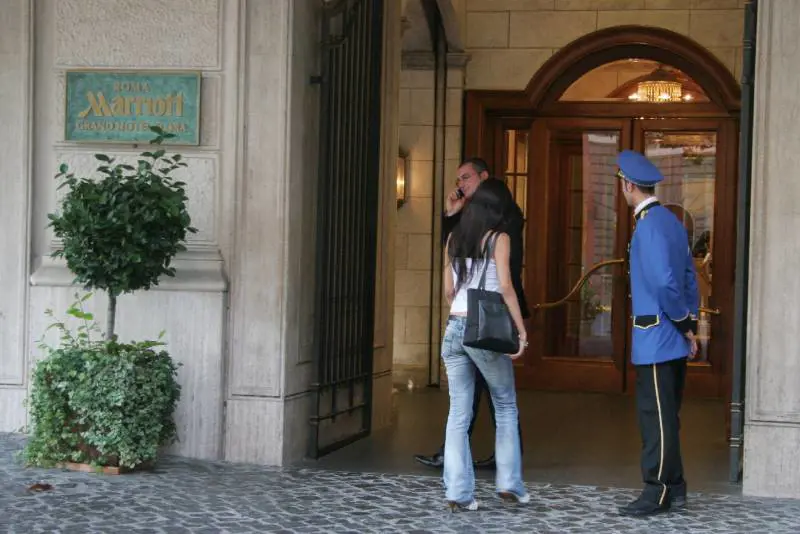Roma, festini in hotel: 
"Quel politico sono io" 
E Mele lascia l'Udc