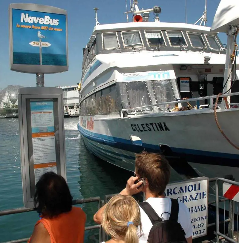 Boom di traghetti: i pendolari lasciano il treno per il mare