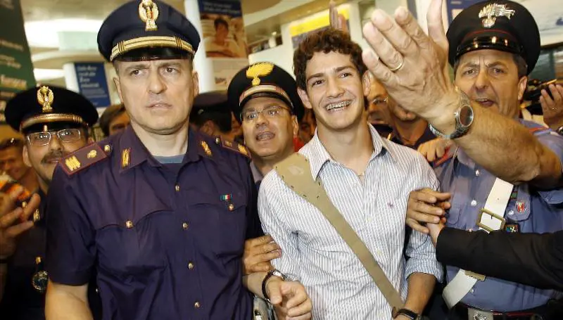 Milan, esplode la Pato-mania: ressa di tifosi e giornalisti a Malpensa