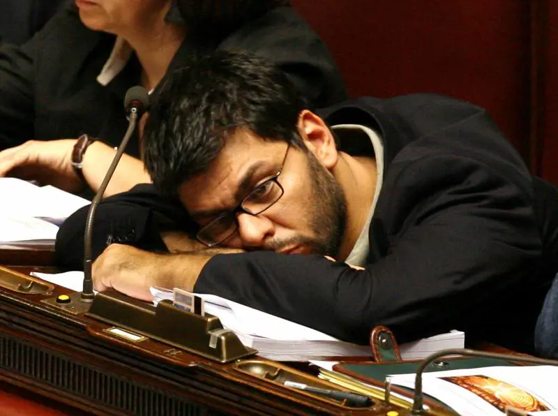 La maggioranza condanna 
Caruso, poi gli obbedisce