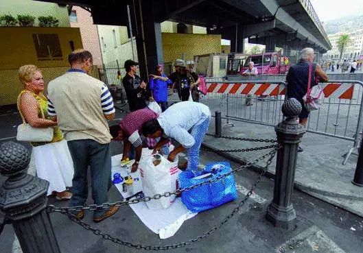 Il mercatino abusivo trasforma lExpò nella «zona proibita»