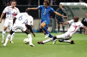 Solo Pirlo illumina la sfida che rinnega i numeri dieci