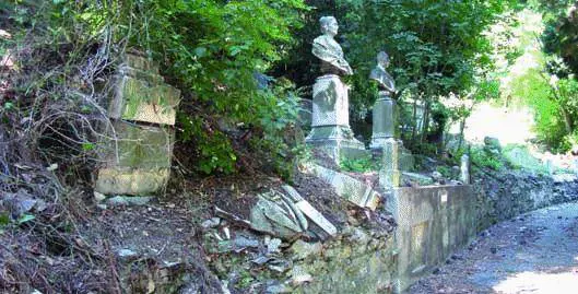 Il camposanto con i «lavori in corso»