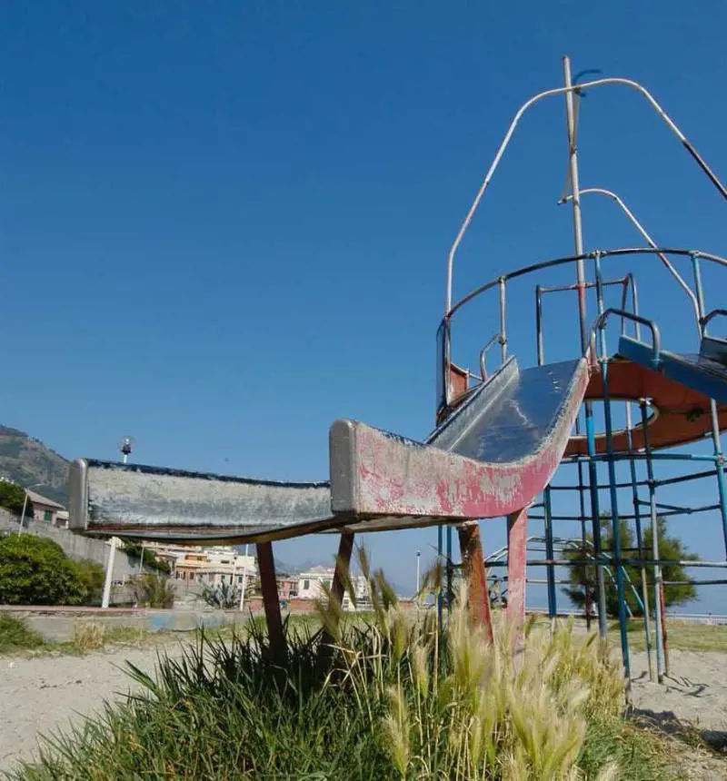 Giardini di Quinto: slalom tra ferri arrugginiti e rifiuti