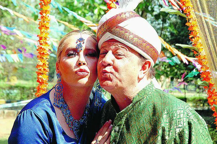 Il deputato Boldi va in India poi diventa un padre-nonno