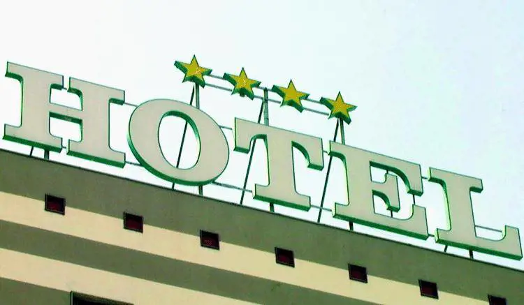 Hotel, bagno e tv in camera per la legge sono un optional