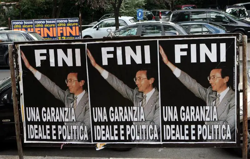 Roma tappezzata di manifesti anti-Fini