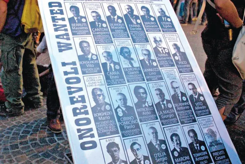 Sprechi, il Palazzo scopre la vergogna