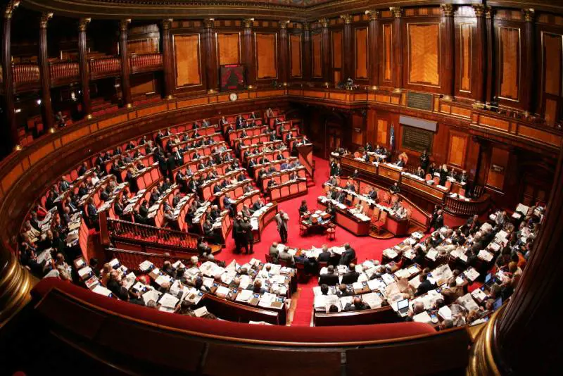 Premio di 1.800 euro al mese ai 40 senatori senza l'ufficio