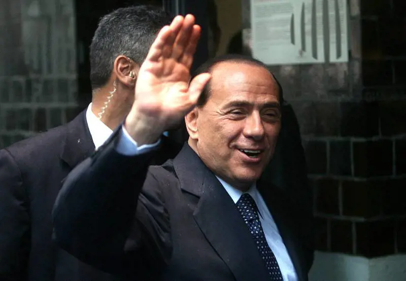 Berlusconi tenta la spallata 
"Il 17 in piazza per il voto"