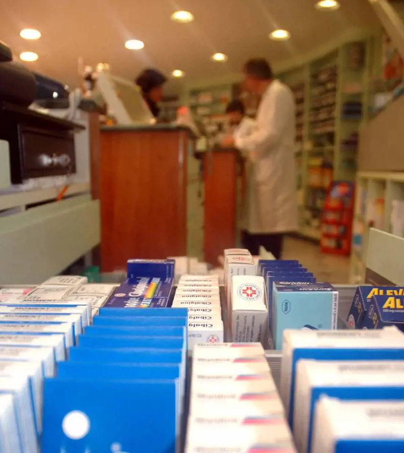 Viaggio in farmacia. "Stia attenta è come una bomba"