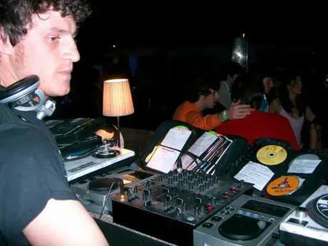 Agente spara, muore tifoso laziale 
Amato: "Tragico errore" 
Roma, ultrà scatenano la guerriglia