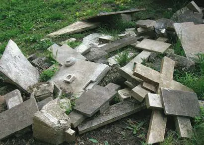 Roma, salme gettate in discarica