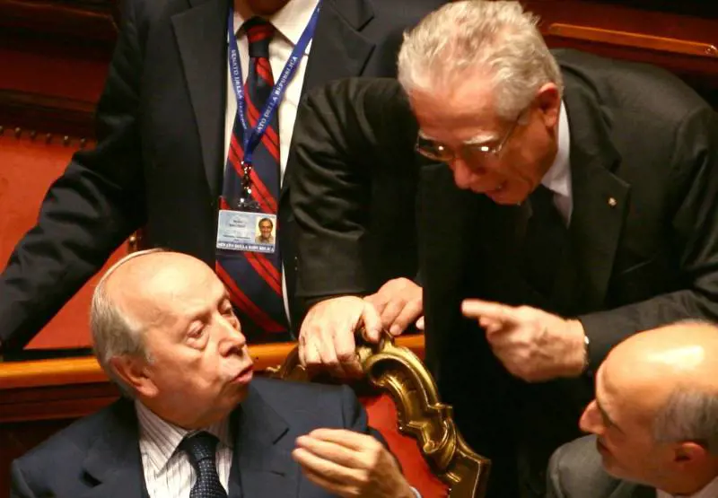 Finanziaria, sì del Senato 
E in aula scoppia la bagarre 
Berlusconi: Unione implosa