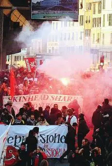 L’ira no global assalta Trenitalia: ci hanno fatto pagare il biglietto