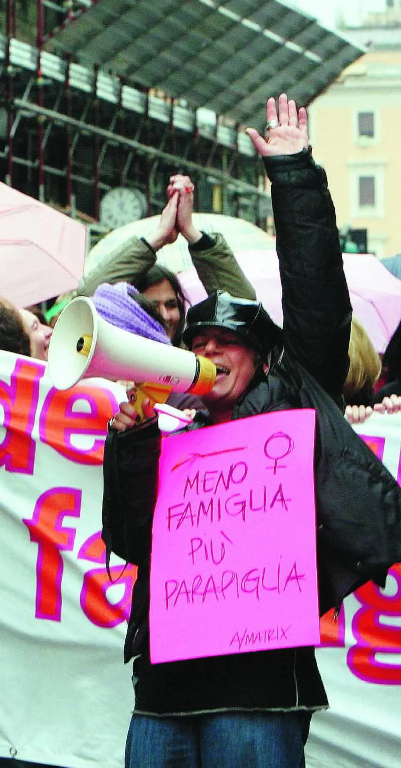 Femministe violente: anche  le ministre ds cacciate dal corteo
