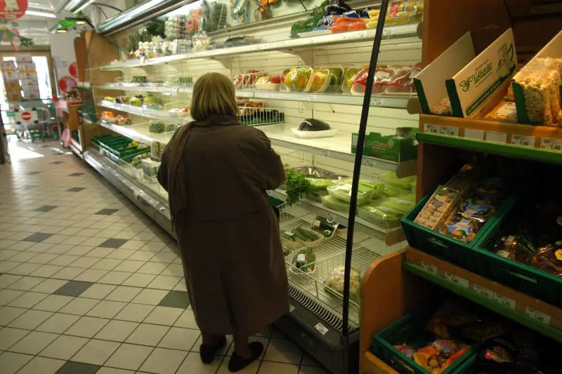 Istat, ogni famiglia spende 2.500 euro  
al mese. Il 31% per casa e bollette