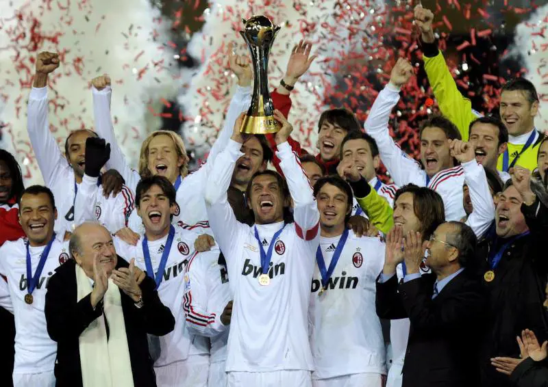 Milan mondiale, tifosi in festa a Milano tra gioia e sfottò anti-Inter