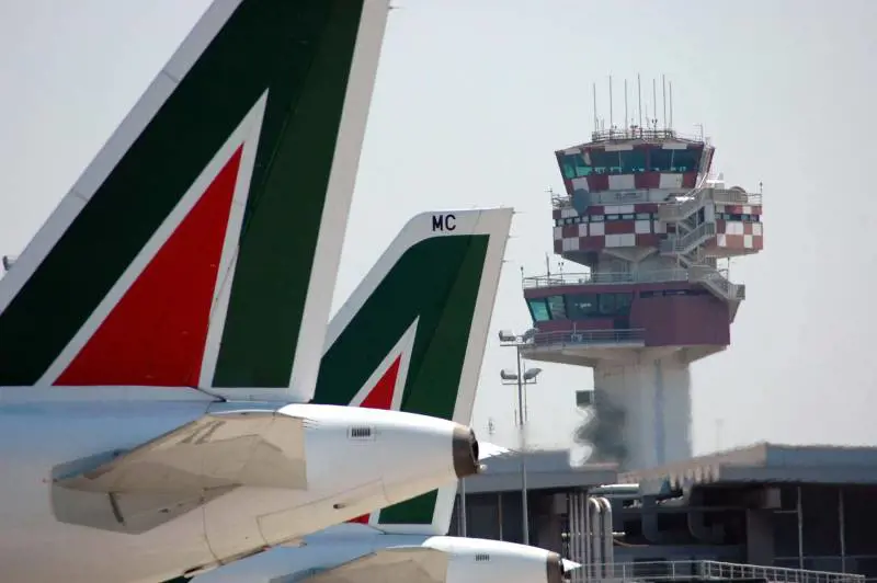 Alitalia, il governo chiede più tempo 
Il cda rinvia la scelta a venerdì