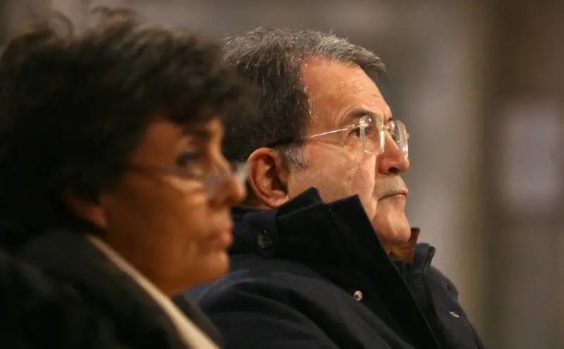 Prodi contestato, difeso dalla moglie