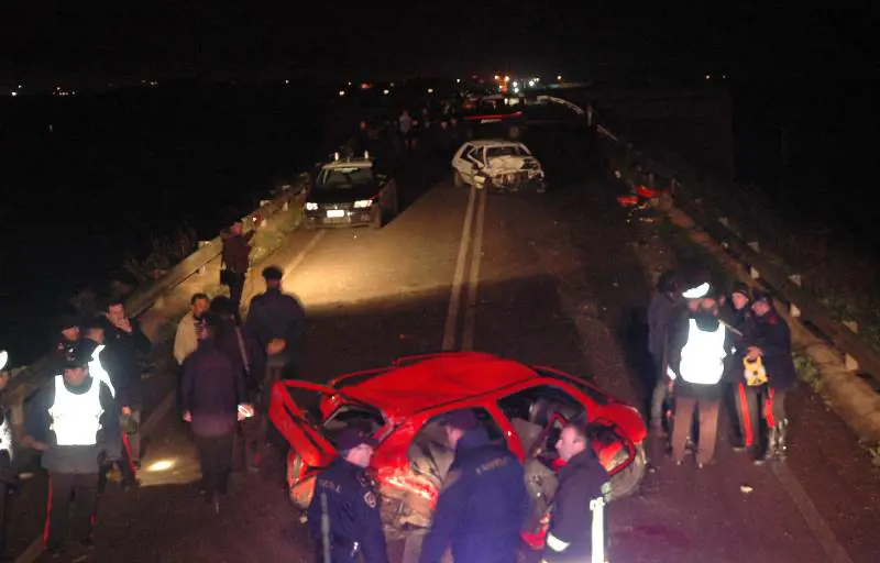 Scontro nella notte: morte due giovani