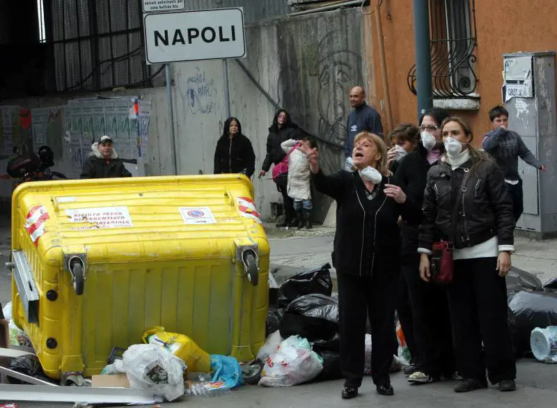 Rifiuti, ancora blocchi e proteste 
i sindaci campani contro De Gennaro