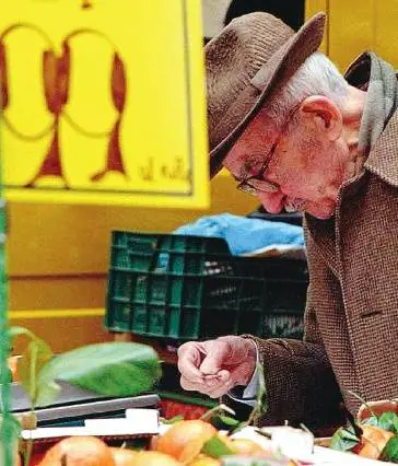 Il popolo delle rate raddoppia i debiti per arrivare 
a fine mese. Reati in aumento, processi nel 2013