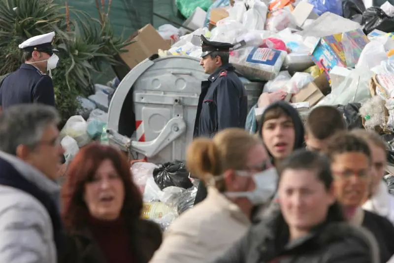 Rifiuti, tregua di 48 ore 
per i controlli sanitari 
Secondo richiamo Ue