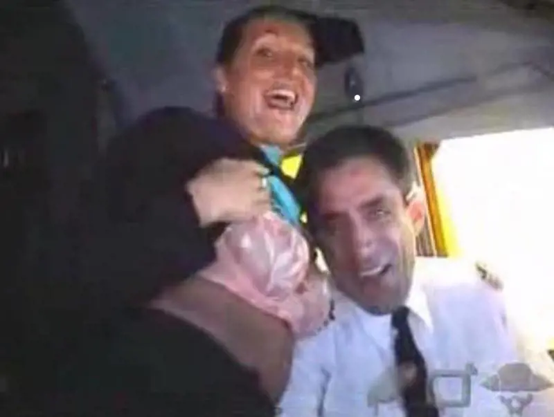 Video, strip tease in volo: 
hostess francese nei guai