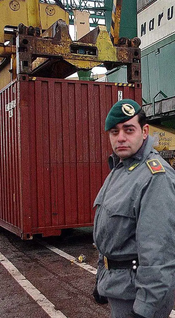 In porto 15 chilometri di stoffe contraffatte