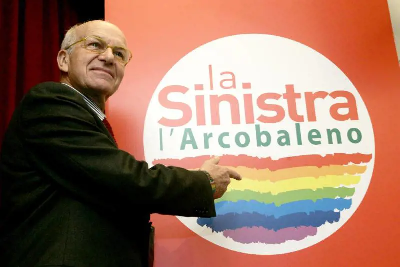 Sinistra arcobaleno, via falce e martello dal simbolo