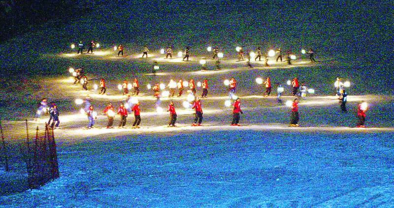Cè ancora la neve per grande sci, anche di notte