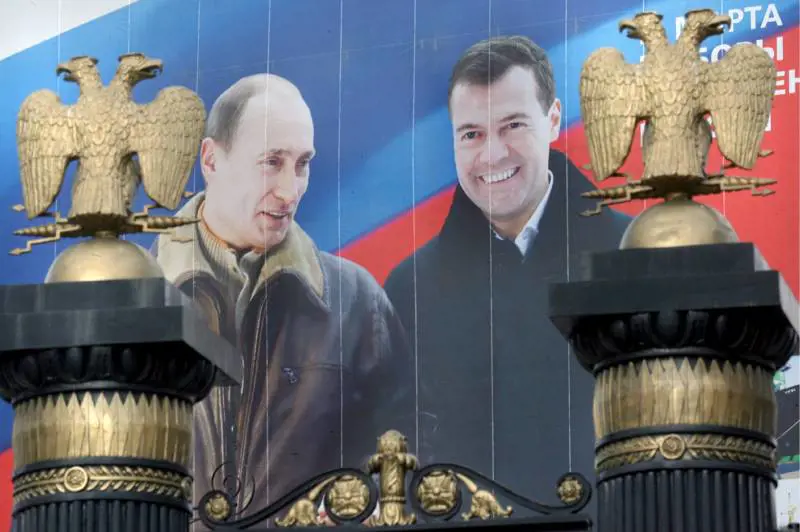 Russia, Medvedev corre da solo e stravince