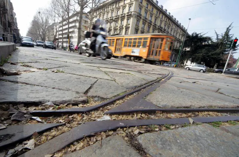 In città oltre 20 chilometri di binari morti 
"Sono una trappola per bici e scooter"