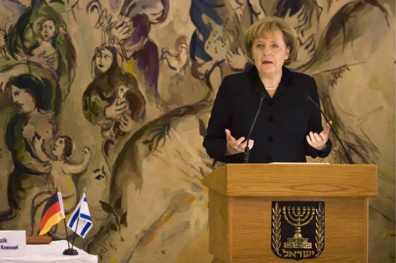 La Merkel: "Pieni di vergogna per l'Olocausto"
