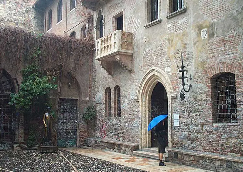 Dai pinguini volanti alla Messa per i gay: buon pesce d'aprile!