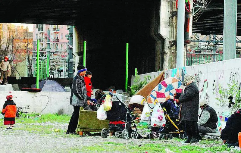 Bovisasca, i nomadi ricostruiscono la favela