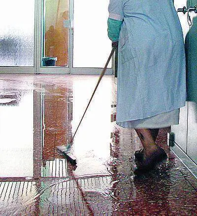 Bimbi lavano i bagni, scuola sotto processo