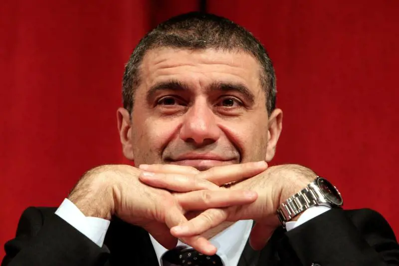 Rifiuti e viaggi vip,  
Pecoraro indagato 
per corruzione