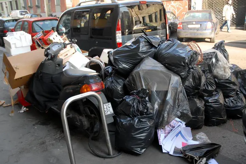 Lo spot anti monnezza sommerso dai rifiuti