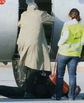 E "Libero" inciampa sul predellino umano di Prada