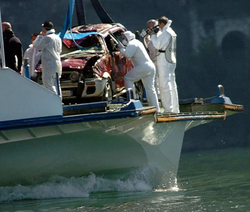 Donna in fondo al lago: arrestati due amici